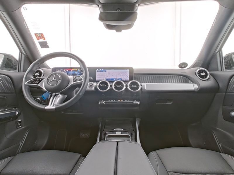 Fahrzeugabbildung Mercedes-Benz GLB 250 4M,7 SITZ,AHK,360,DIST,MULTIBE,WINTERP