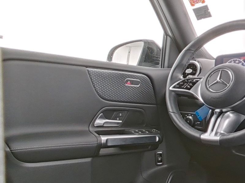 Fahrzeugabbildung Mercedes-Benz GLB 250 4M,7 SITZ,AHK,360,DIST,MULTIBE,WINTERP