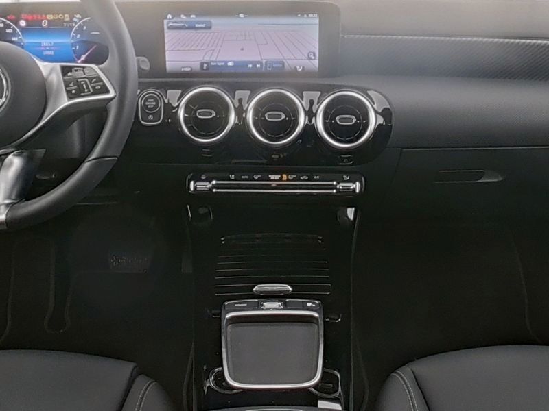 Fahrzeugabbildung Mercedes-Benz A 200 PROGADV,CARPLAY,WINTERP,DIST,KAMERA,LED