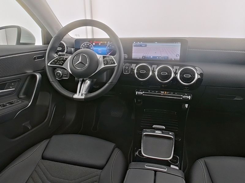 Fahrzeugabbildung Mercedes-Benz A 200 PROGADV,CARPLAY,WINTERP,DIST,KAMERA,LED