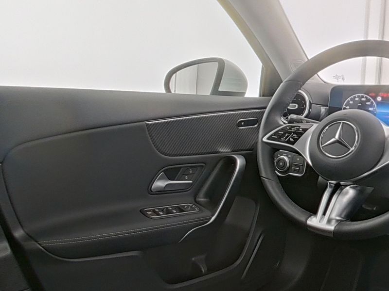 Fahrzeugabbildung Mercedes-Benz A 200 PROGADV,CARPLAY,WINTERP,DIST,KAMERA,LED