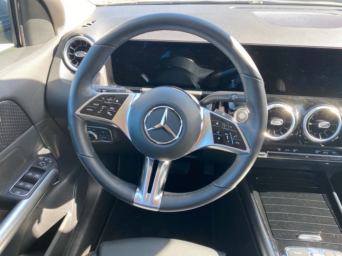 Einzelansicht 12 Fahrzeugabbildung Mercedes-Benz GLA 200 PROG ADVANC,AHK,WINTERP,KAM,DISTR