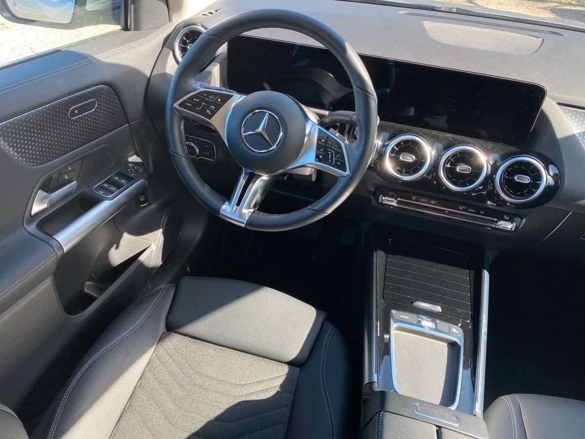 Einzelansicht 14 Fahrzeugabbildung Mercedes-Benz GLA 200 PROG ADVANC,AHK,WINTERP,KAM,DISTR