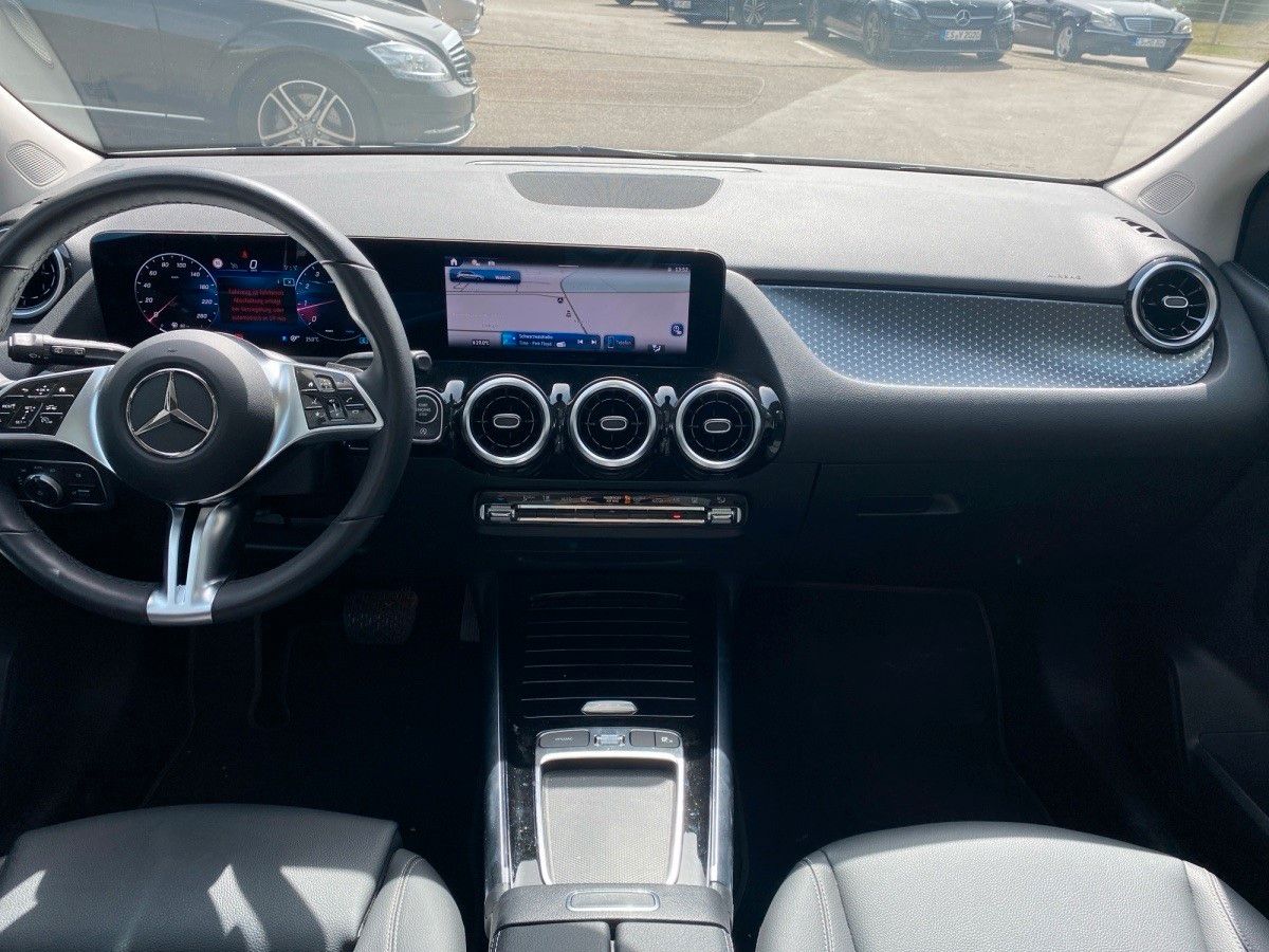 Einzelansicht 13 Fahrzeugabbildung Mercedes-Benz B 180 PROG,PANO,STANDH,WINTERP,AHK