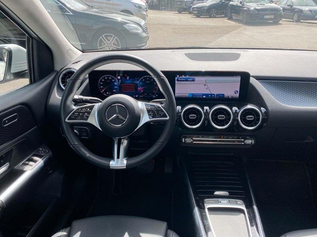 Einzelansicht 14 Fahrzeugabbildung Mercedes-Benz B 180 PROG,PANO,STANDH,WINTERP,AHK