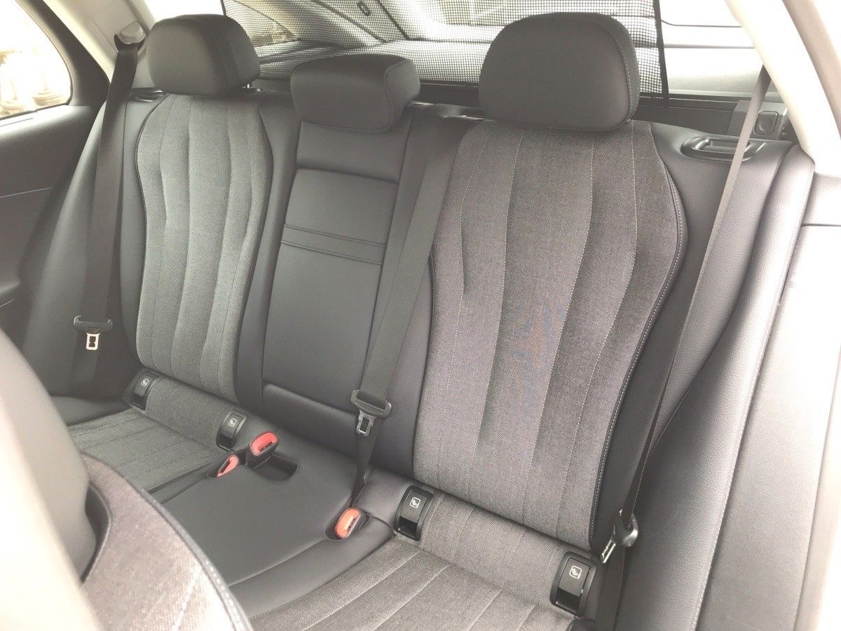 Einzelansicht 15 Fahrzeugabbildung Mercedes-Benz E 220 T d,AVA,ADV,AHK,DISTR,WINTERP,KEYLESS,KAME