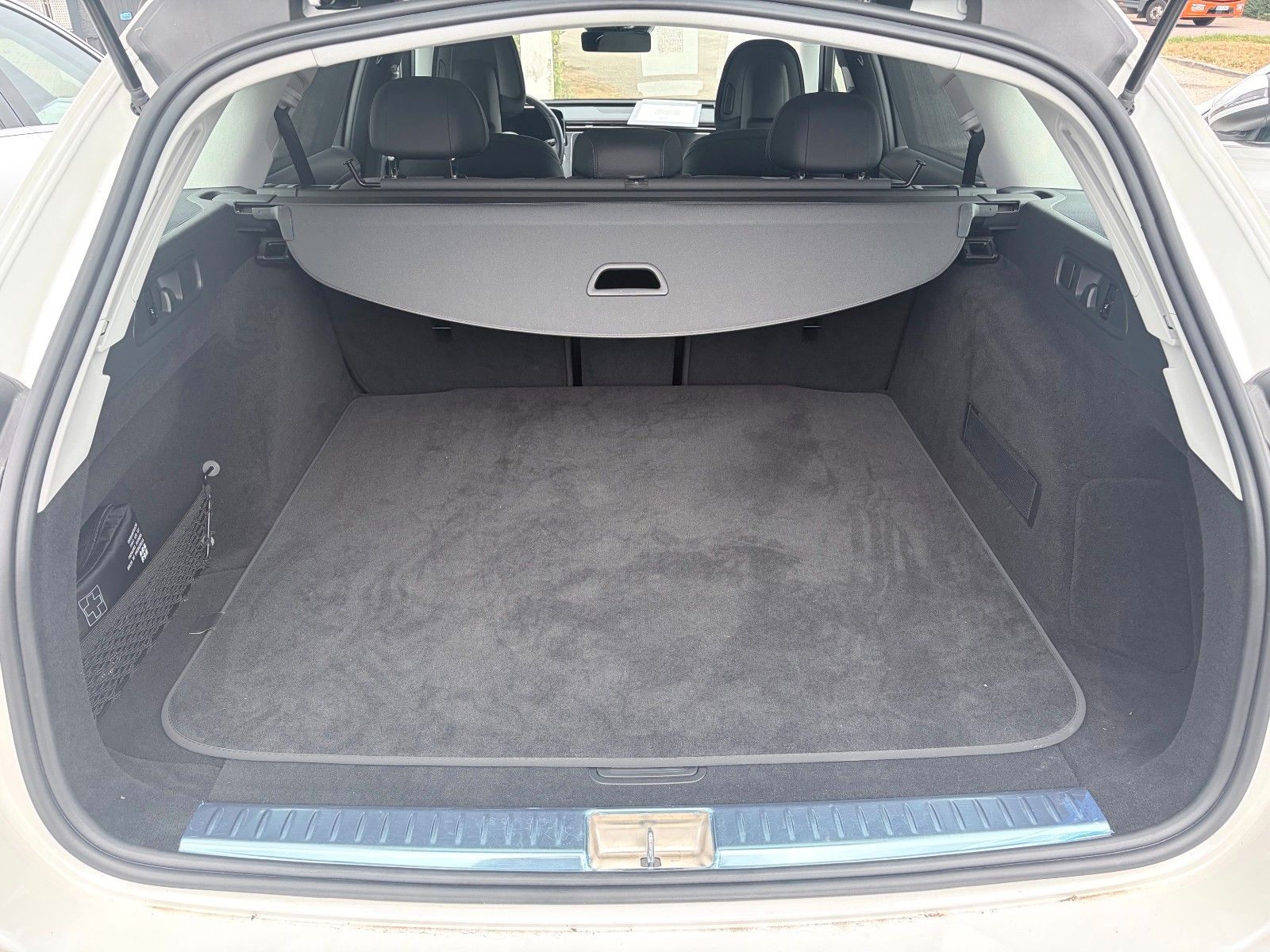 Einzelansicht 16 Fahrzeugabbildung Mercedes-Benz E 220 T d,AVA,ADV,AHK,DISTR,WINTERP,KEYLESS,KAME