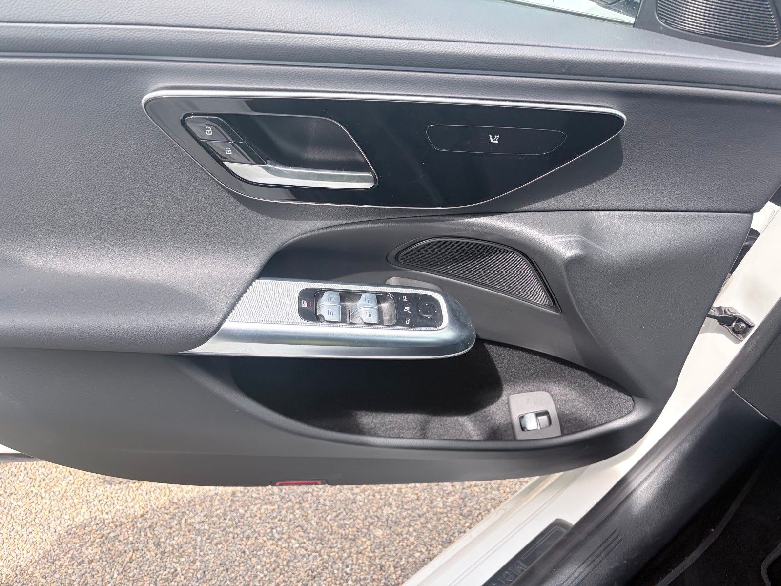 Einzelansicht 18 Fahrzeugabbildung Mercedes-Benz E 220 T d,AVA,ADV,AHK,DISTR,WINTERP,KEYLESS,KAME