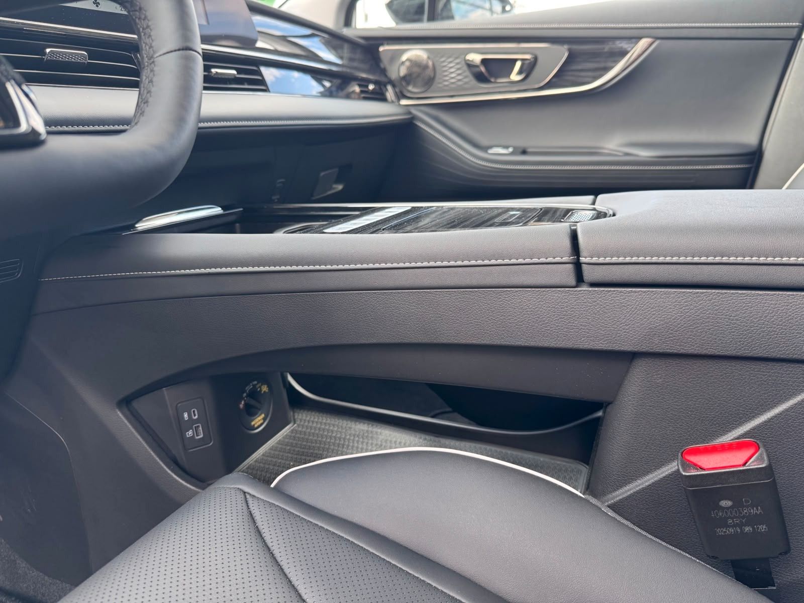 Einzelansicht 13 Fahrzeugabbildung OMODA 5 EV 155 kW Exclusive